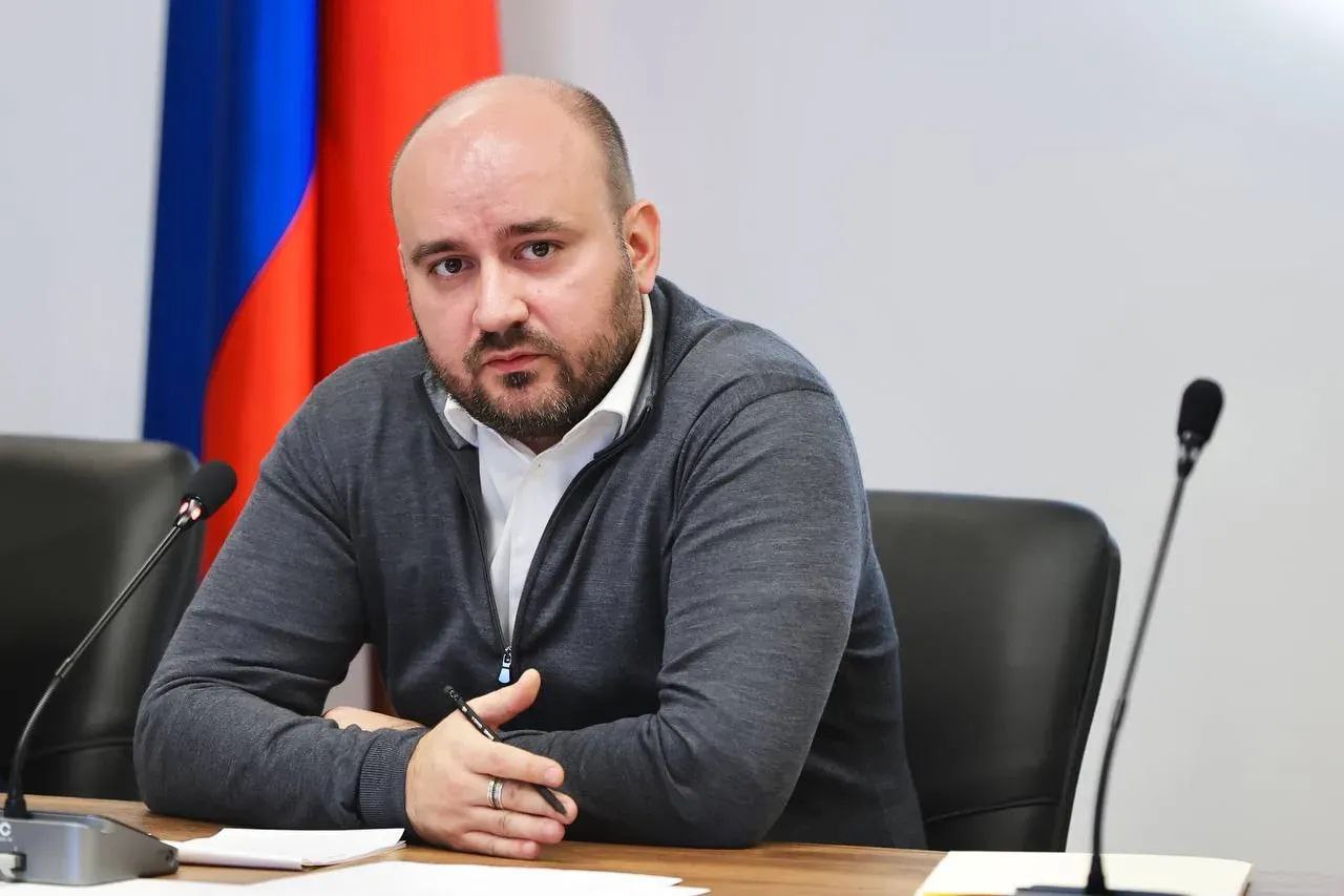 В Самарской области начали тестировать беспилотное аэротакси Беспилотное аэротакси начали тестировать в Самарской области Новый вид транспорта может связать крупнейшие города региона в перспективе 5 10 лет заявил губернатор Вячеслав Федорищев на форуме РЭЦ Сделано в России Об этом сообщает ТАСС В тестовом режиме сейчас экспериментируем с аэротакси Я сам летал но больше на полигоне не над рекой Между Самарой и Тольятти шикарная Волга национальный парк Самарская Лука Сейчас доехать из центра в центр занимает 1 5 2 часа на аэротакси это будет 20 минут Но это будут 20 минут над красивейшим нацпарком Это и туризм и бизнес туризм сказал Федорищев aviaru net n289014