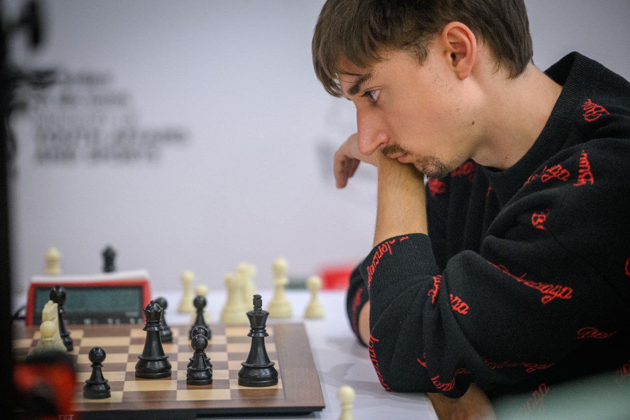 Их осталось трое Тай брейки Кубка мира завершились Турнир покинули Евгений Наер и Владислав Артемьев Борьбу в 1 16 финала продолжат Андрей Есипенко который встретится с Винсентом Каймером Даниил Дубов соперником которого станет Рамешбабу Прагнанандха и Алексей Гребнев которому предстоит матч против Максима Вашье Лаграва Ph FIDE chessgames