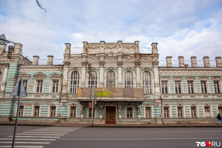 Служба охраны объектов культурного наследия Ярославской области направила в суд иск об изъятии у собственника дома с атлантами в Ярославле Здание является объектом культурного наследия регионального значения Его состояние вызывает тревогу у жителей фасад разрушается знаменитые фигуры требуют срочной реставрации отметил губернатор Ярославской области Михаил Евраев При этом владелец несмотря на подготовленный и согласованный проект работ не выполнил обязательства по сохранению памятника Мы не можем допустить чтобы бесхозяйственное отношение поставило под угрозу уникальный облик здания