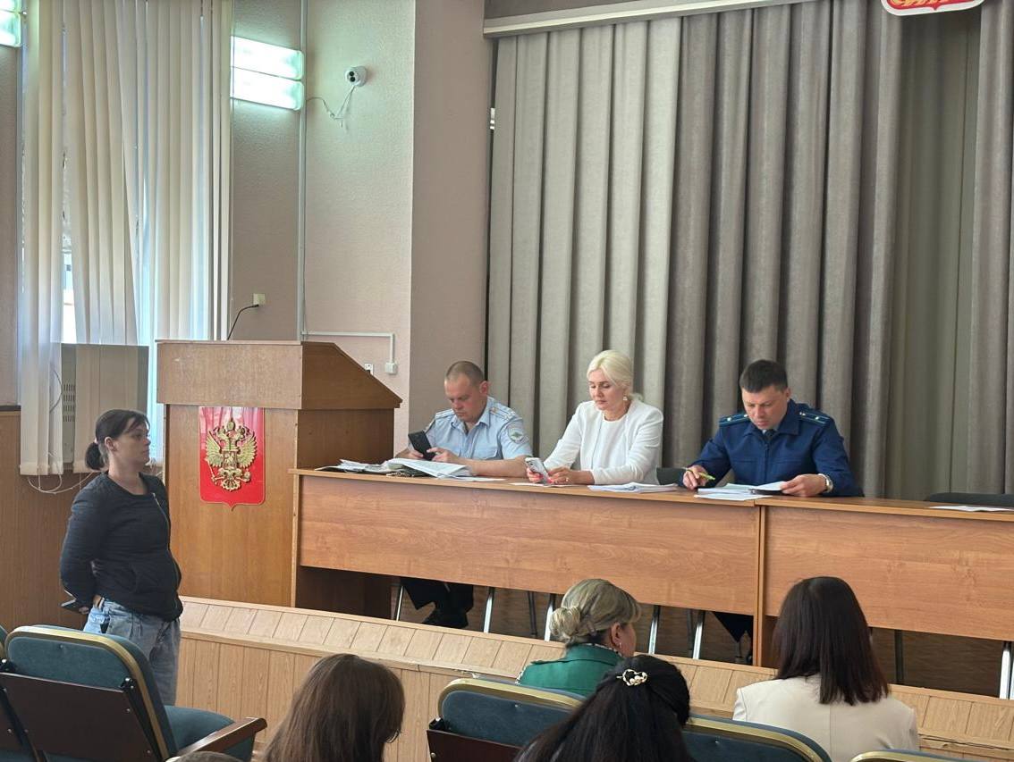 Заместителем прокурора района Евгением Шаенко принято участие в заседании комиссии по делам несовершеннолетних и защите их прав муниципального образования Тимашевский район В соответствии с повесткой Комиссией рассмотрены протоколы об административных правонарушениях в отношении родителей несовершеннолетних о ненадлежащем исполнении обязанностей по воспитанию детей, проведены профилактические беседы с предростками и их законными представителями. Также заслушаны отчеты органов и учреждений системы профилактике безнадзорности и правонарушений несовершеннолетних. По результатам заседания утверждены соответствующие постановления комиссии, исполнение которых поставлено на контроль.