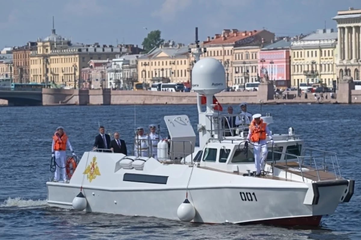 С начала навигации в Петербурге оштрафовали почти 350 судоводителей  С начала навигационного периода в городе на Неве судоводителям выписали штрафов на общую сумму свыше 1 млн рублей. На 346 человек завели административные дела и пять маломерных судов ушли на штрафстоянку.  Среди распространенных нарушений назвали управление судном без прав, опасные маневры у фарватера, катание на гидроциклах в запрещенных местах и отсутствие спасательных жилетов. На учете ГИМС  государственная инспекция по маломерным судам  в Петербурге состоят свыше 50 тысяч маломерных судов.   Инспекторы ежедневно проводят рейды и уже выполнили свыше 350 профилактических мероприятий. Подробности тут.    - пресс-служба Кремля