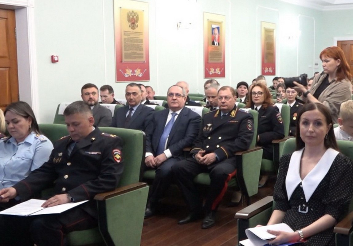  В Управлении МВД России по Приморскому краю прошло торжественное мероприятие, посвященное 90-летию со дня образования подразделений по делам несовершеннолетних и центров временного содержания несовершеннолетних правонарушителей 31 мая – День образования в системе МВД России подразделений по делам несовершеннолетних и центров временного содержания для несовершеннолетних правонарушителей. В этом году службе исполняется 90 лет. Торжественное мероприятие началось с видеообращения первого заместителя министра внутренних дел Российской Федерации генерал-полковника полиции Александра Горового. С поздравлениями и словами благодарности к участникам мероприятия обратились зампредседателя Законодательного собрания Джамбулат Текиев, директор департамента по координации правоохранительной деятельности Правительства Приморского края Валерий Исаченко, замглавы администрации Владивостока Максим Акульшин, руководство и действующие сотрудники полиции, ветераны. «Подразделения по делам несовершеннолетних являются одним из главных звеньев системы профилактики правонарушений. В их задачи входит выявление обстоятельств, негативно влияющих на развитие детей, помощь в их формировании как полноценных граждан страны. Борьба с криминальными проявлениями, как совершаемыми несовершеннолетними, так и в отношении них – одно из ключевых направлений деятельности органов внутренних дел. Работа инспекторов по делам несовершеннолетних – это не просто служба, это призвание. Каждый ребенок нуждается в ласке, заботе и понимании. От того, какие усилия мы готовы приложить для того, чтобы вернуть этих детей в ряды законопослушных граждан, зависит, с кем мы будем иметь дело в дальнейшем. Если ребята увидят, что общество неравнодушно к ним и их проблемам, то и сами не будут равнодушны к требованиям и законам общества», - отметил Александр Табакаев. Лучшие инспекторы ПДН и ветераны службы отмечены ведомственными наградами, грамотами и благодарственными письмами, а также поощрены правами руководителей исполнительной и законодательной власти региона. Завершилось собрание праздничным концертом. Полиция Приморья