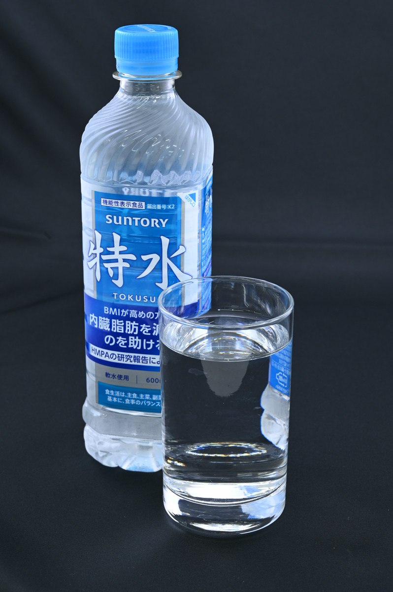 Японцы придумали минералку ОЗЕМПИК воду Tokusui от Suntory созданную специально для офисных сидячих работников В составе 0 калорий и сахара только экстракт рисовых отрубей который по данным компании ускоряет обмен веществ и помогает усваивать жиры Эндокринологи уже отметили что эффект действительно заметен при регулярном употреблении Хайповая замена диетам   media