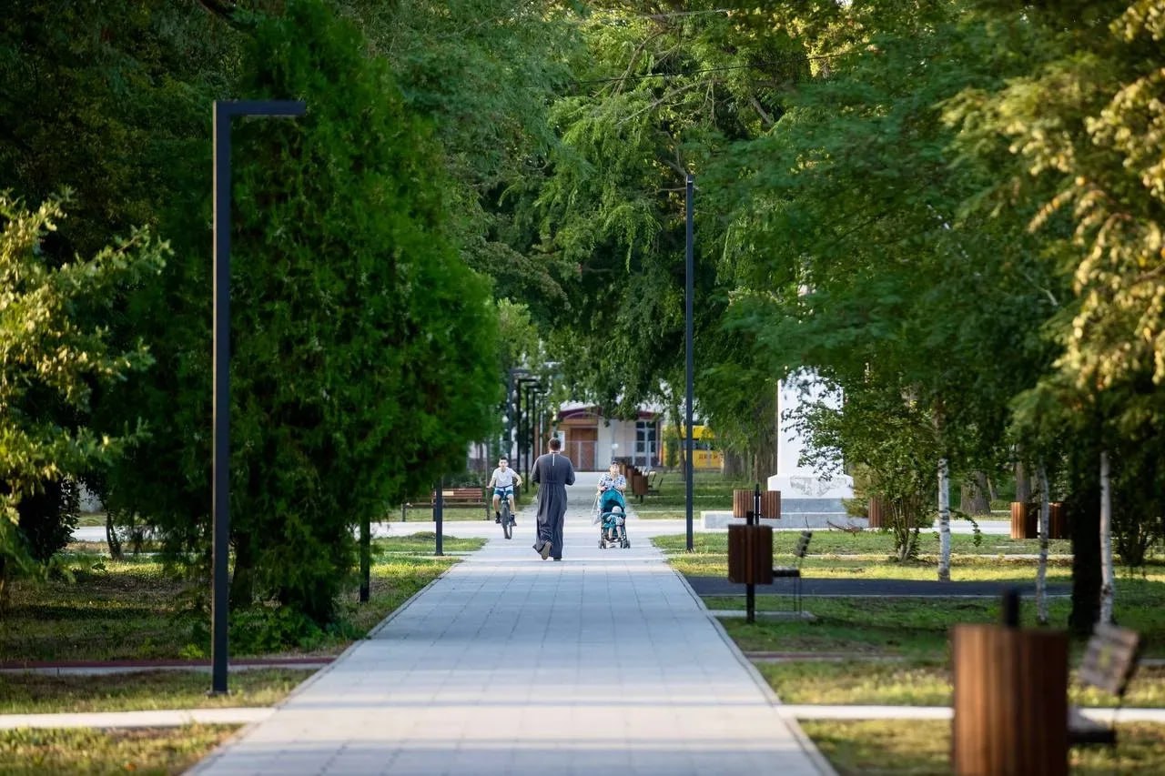 Вениамин Кондратьев На Кубани в 2025 году по госпрограмме Комплексное развитие сельских территорий реализовали 76 проектов Об этом губернатор Краснодарского края рассказал журналистам Более 40 процентов жителей региона живут в сельской местности Поэтому в небольших поселках хуторах и станицах строим новые и модернизируем существующие социальные объекты благоустраиваем территории обновляем инженерную инфраструктуру В этом помогает программа Комплексного развития сельских территорий По ней в 2025 году реализовали 76 проектов на это из федерального и краевого бюджетов выделили свыше 406 миллионов рублей сообщил Вениамин Кондратьев Читайте нас в MAX