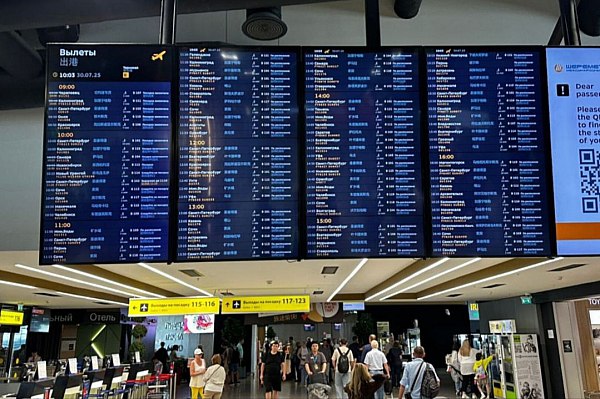 Самолет Аэрофлота вылетел в Тегеран из Шереметьево Самолет авиакомпании Аэрофлот повторно вылетел из московского аэропорта Шереметьево в Тегеран после того как вернулся в аэропорт вылета из за закрытия воздушного пространства Ирана Об этом сообщает ТАСС со ссылкой на данные онлайн табло Шереметьево В Аэрофлоте сообщали что самолет выполнявший рейс SU514 Москва Тегеран за 14 января вернулся в аэропорт вылета из за закрытия воздушного пространства Ирана На время ожидания вылета пассажирам рейса SU514 и обратного SU515 предоставили обслуживание в соответствии с Федеральными авиационными правилами РФ Также организовано размещение в гостинице и предоставление напитков и питания aviaru net n291522