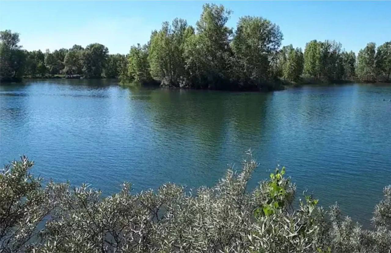 Снова трагедии на воде На Смоленских карьерах Бийского района утонул молодой человек. Он, не умея плавать, пытался переплыть водоем на надувном матрасе, соскользнул и упал в воду. Ещё один случай гибели на воде произошел вечером в Славгороде. На озере «Тёплый ключ» утонул мужчина. Сегодня тело поднято сотрудниками полиции. Катунь 24