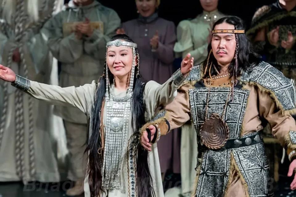 Четыре театра Якутии представят свое искусство в регионах России В рамках Года единства народов России объявленного президентом страны Владимиром Путиным и Всероссийского гастрольно концертного плана четыре якутских театра примут участие в программах Большие гастроли и Мы Россия Как уточнили в пресс службе Минкультуры республики в программе Большие гастроли участвуют Мирнинский театр Театр Олонхо и Театр кукол в программе Мы Россия примет участие Национальный театр танца им С А Зверева Кыыл Уола Мирнинский театр с 8 по 15 сентября представит вестерн На бойком месте комедию Выдать Джанет замуж драму Пышка сказку Принцесса и свинопас на сцене Минусинского драматического театра в Красноярском крае В конце мая 2026 года состоятся первые Большие гастроли Театра Олонхо в городе Горно Алтайске В рамках межрегионального направления программы Большие гастроли на сцене Национального драматического театра имени П В Кучияк пройдут показы спектаклей Удаҕан кыргыттар Улуу Кудаҥса Тойон Дьаҕарыма Гастроли Театра кукол Якутии пройдут с 21 по 27 сентября в городе Озёрск Челябинской области На сцене местного театра кукол Золотой петушок представят кукольные спектакли Старуха Изергиль Вечер Сказок Играем в Олонхо Национальный театр танца Якутии имени Сергея Зверева Кыыл Уола по программе Мы Россия в апреле отправится на гастроли по трем регионам Забайкалья Иркутской Читинской областям и Республике Бурятия В программе гастролей спектакль С грозными очами с острым кулаком девушка богатырь Кыыдаан и концертная программа Вдохновение Арктики ритмы вечной мерзлоты Все новости Яестьновость Обсудить Читайте нас в MAX