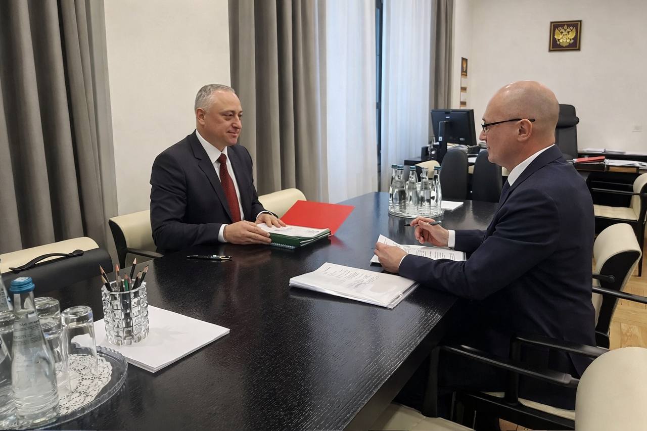 Вопросы абхазо российского сотрудничества обсудили Бадра Гунба и Первый заместитель Руководителя Администрации Президента России Сергей Кириенко в Москве В ходе встречи была достигнута договоренность о продлении социального перетока электроэнергии в Абхазию с 25 января сообщает пресс секретарь президента Абхазии Алхас Чолокуа Действующий переток начался 1 января Продление сроков поставки электроэнергии ее технические параметры и объем обсудили сегодня также вице премьер Джансух Нанба и министр энергетики Батал Мушба с зампредседателя правительства России Александром Новаком отмечается в сообщении Sputnik Абхазия в MAX