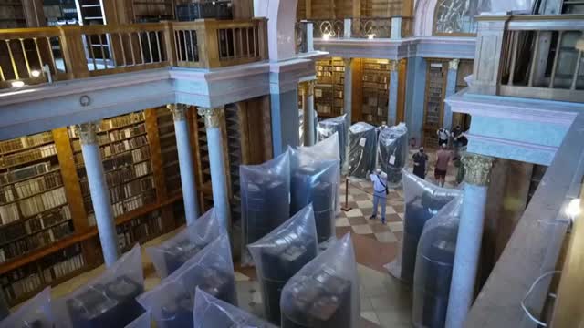 Библиотека Паннонхальма проводит дезинсекцию для спасения уникальных книг