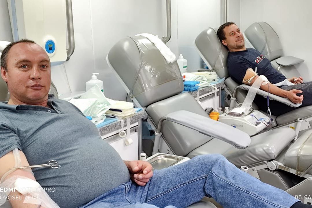 Новосельчане сдали кровь 3 июня все желающие смогли посетить мобильную станцию переливания крови на территории районной больницы. Напомним, сдавая кровь, доноры не только спасают чьи-то жизни. Сдавшие 40 и более порций крови, 60 порций плазмы награждаются знаком «Почётный донор России» и имеют право на ежегодную денежную выплату. Фото: А. Ефимова