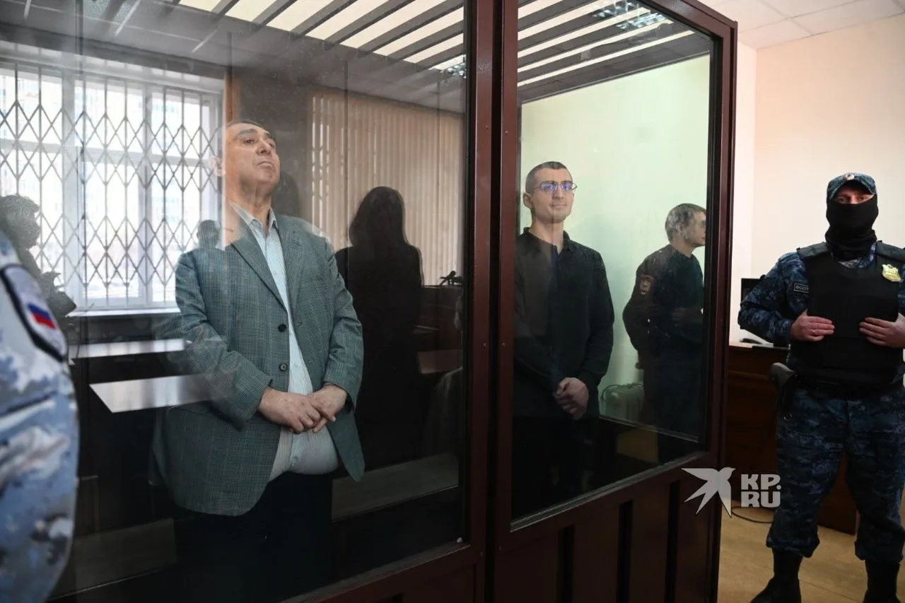 В Екатеринбурге вынесли приговор экс главе азербайджанской диаспоры и его сыну Шахина Шыхлински признали виновным За нападение на сотрудника СОБРа ему дали девять лет лишения свободы Окончательный срок 24 года Первые четыре года он проведет в тюрьме остальной срок в колонии строгого режима Его сына Мутвалы Шыхлински также признали виновным Ему дали восемь лет лишения свободы в колонии общего режима   Подпишись на КП Екатеринбург Мы в Max