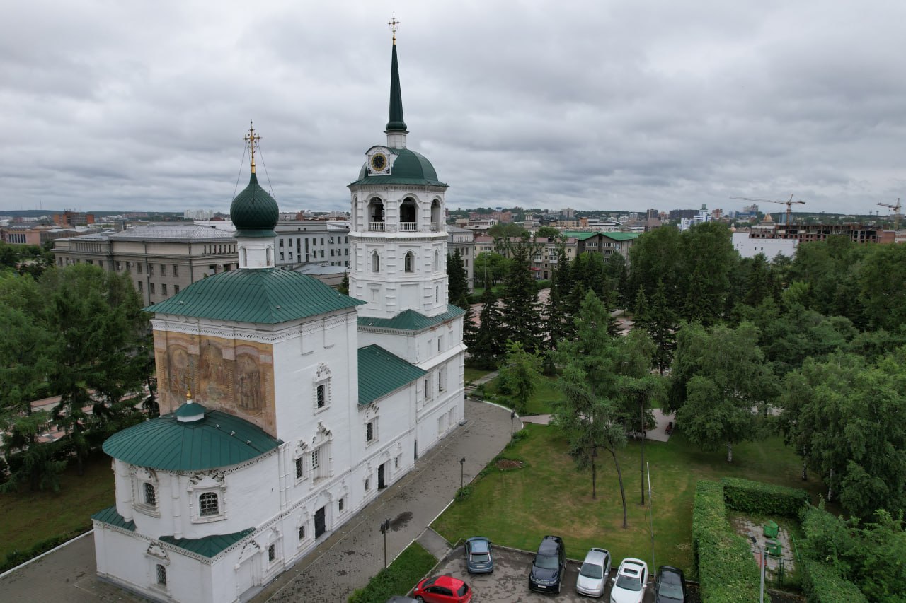 Архитектурную подсветку оформят на десяти исторических зданиях Иркутска Девять из них – объекты культурного наследия федерального и регионального значения, построенные более ста лет назад. Подсветка появится на следующих домах: Каландаришвили, 12 – «Родильный дом и лечебница»; Карла Маркса, 29 – «Дом И. А. Мыльникова и В. В. Зазубрина», после – «Детский приют Императрицы Марии»; бульвар Гагарина, 24 – «Белый дом»; Свердлова, 14 – «Базановский приют»; Ленина, 23 – «Дворянское собрание», сейчас – Театр юного зрителя имени Вампилова; Сухэ-Батора, 1а – Собор Богоявления; Сухэ-Батора, 2 – Спасская церковь; Сухэ-Батора, 1а – Римско-католический костёл; Чехова, 2 – «Дом Песковой»; Карла Маркса, 1 – Иркутский государственный университет.