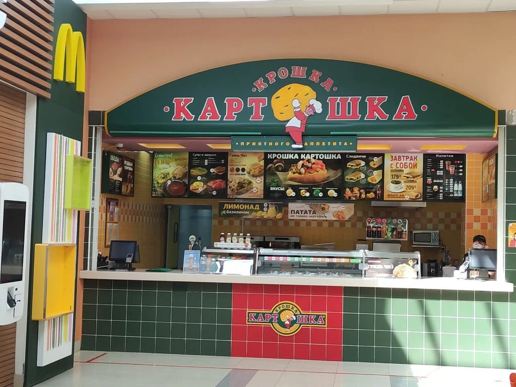 Суд в Москве арестовал на 5 суток директора франшизы Крошка картошка Он в новогодние праздники напал на пассажирку в столичном метро Информация содержится в материалах административного дела которое было открыто по статье о мелком хулиганстве передаёт РИА Новости На заседании мужчина признал свою вину подтвердив обстоятельства произошедшего Но отметил что не имел умысла причинять вред Инцидент произошел вечером 8 января в вагоне поезда на перегоне между станциями Курская и Электрозаводская Обвиняемый столкнул рюкзак женщины на пол после чего ударил по голове потерпевшая ударилась затылком о стену вагона Подписаться на Говорит Москва Telegram VK MAX