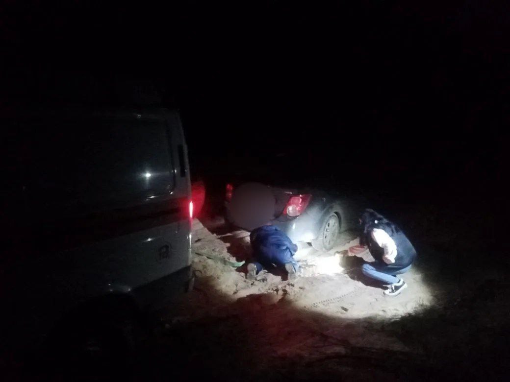 Поздно вечером 2 декабря помощь донских спасателей понадобилась молодой жительнице Крыма Машина девушки увязла в песках Шолоховского района Выяснилось что путешественница возвращалась в Ялту из Мордовии но в Ростовской области недалеко от хутора Безбородовский навигатор потерял геолокацию и увел ее на бездорожье По большой удаче крымчанка смогла дозвониться дежурному экстренных служб по номеру 112 Из трудной ситуации ее вызволили спасатели Вёшенского подразделения областной службы спасения на воде Они отбуксировали машину на ровную дорогу и указали верный путь Фото ДПЧС РО Вести Дон Telegram MAX