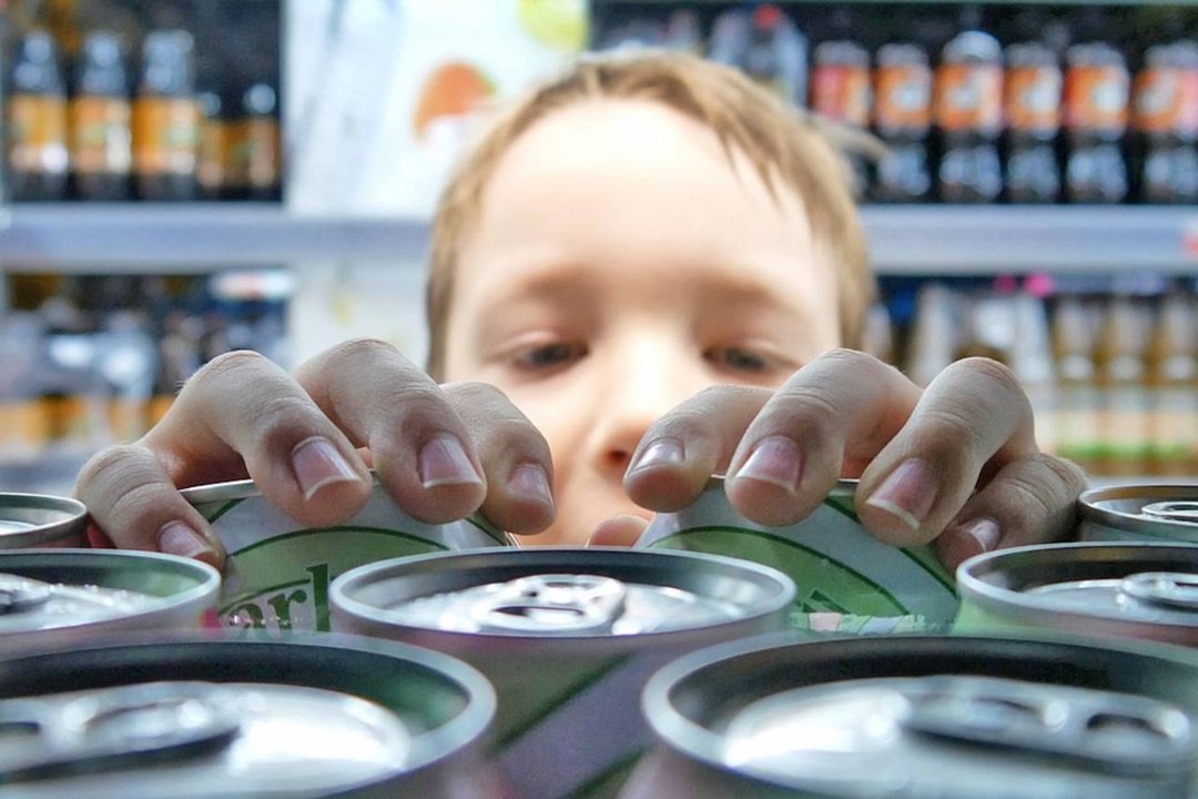В Российской Федерации за продажу энергетических напитков несовершеннолетним будут введены штрафы, которые могут достигать 500 тысяч рублей. Этот законопроект получил поддержку от комитета Совета Федерации по социальной политике, что подчеркивает важность защиты здоровья детей и подростков. Введение таких мер направлено на снижение потребления потенциально вредных напитков среди молодежи и создание более безопасной среды для их развития.