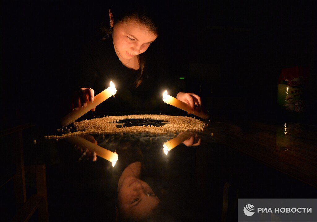 Мошенники гадают россиянам на Рождество Гадания и обряды предлагают в мессенджерах обещая исполнить мечты и избавить от тяжелых обстоятельств рассказали в Ассоциации юристов России В процессе обряда выясняется скажем что проблема настолько серьезная что требуется подключение еще одного экстрасенса Конечно не бесплатно а даже для усиления сверхъестественного эффекта по двойному тарифу оплаты Распространение гадательных схем связано с многовековой историей праздника и верой людей что в этот день им может быть ниспослана удача и богатство Подписаться на РИА Новости