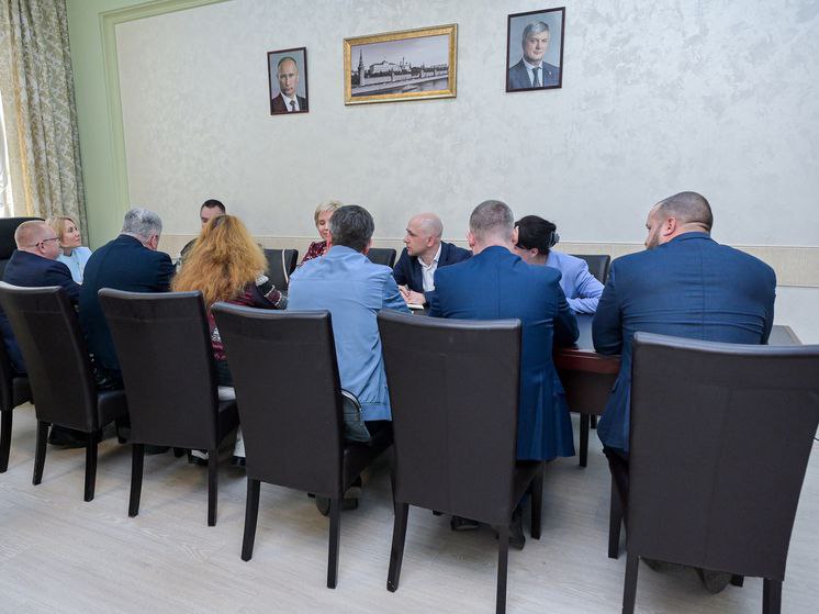 Как улучшить взаимодействие власти с населением обсуждали недавно на первом заседании нового общественного совета при Министерстве внутренней политики в Воронеже. В состав совета вошли: Альберт Золототрубов, который одновременно является преподавателем и руководителем патриотического движения; Ирина Тимашова, работающая в аппарате Общественной палаты области; и Виктория Черникова, доцент кафедры социологии и политологии. Главная задача совета — сделать так, чтобы власть была более открытой и доступной для граждан, чтобы решения принимались с учетом мнения людей, а не только чиновников. По сути, это должно помочь укрепить доверие между обществом и властью.