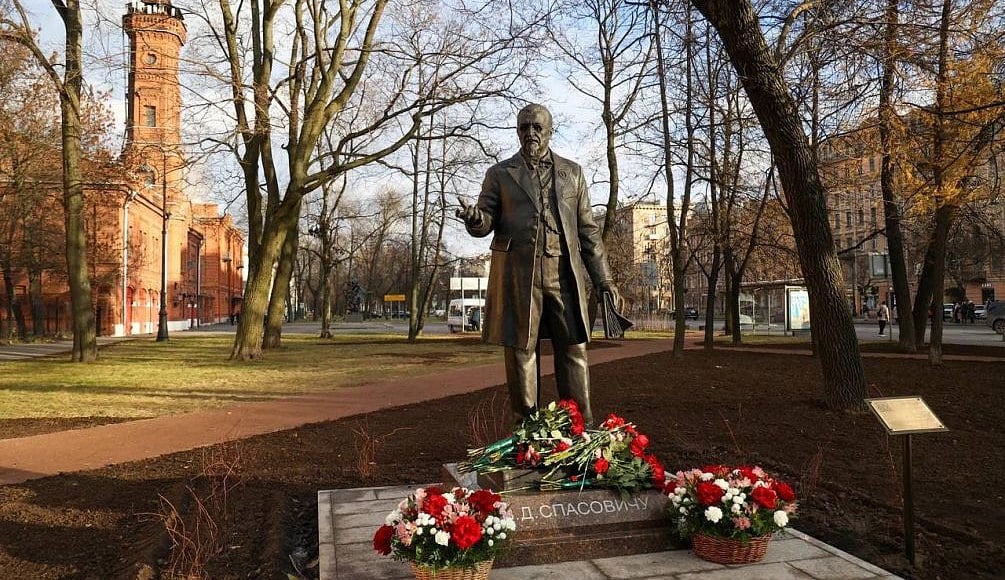 В Санкт-Петербурге открыли памятник выдающемуся адвокату Владимиру Спасовичу    Сегодня на Васильевском острове состоялось торжественное открытие памятника русскому адвокату, правоведу Владимиру Спасовичу.     В церемонии открытия приняли участие министр юстиции Российской Федерации Константин Чуйченко, вице-губернатор Санкт-Петербурга Борис Пиотровский, ректор Санкт-Петербургского государственного университета  СПбГУ  Николай Кропачев, президент Федеральной палаты адвокатов РФ Светлана Володина и другие.    Инициатором установки памятника выступили министр юстиции РФ Константин Чуйченко, Федеральная палата адвокатов РФ и руководство СПбГУ. Инициативу поддержал губернатор Петербурга Александр Беглов.     «Сегодня у нас радостный день. Адвокатам не так много памятников открыто, поэтому я считаю, что мы сегодня отдаем дань не только этому великому профессионалу и человеку, но и подчеркиваем значимость адвокатской профессии. Студенты-юристы, проходя мимо этого памятника, всегда будут сверять и подвергать, может быть даже, критическому осмыслению свою личность с масштабом личности этого человека», - сказал Константин Чуйченко.   Подробнее читайте на сайте АЮР  Фото: Министерство юстиции Российской Федерации