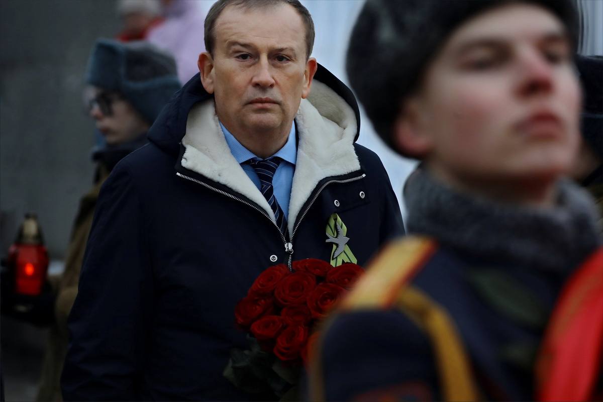 Губернатор Александр Дрозденко обратился к ленинградцам по случаю Дня освобождения посёлка Мга от немецко фашистских захватчиков Сегодня мы вновь вспоминаем героическую историю Мги земли на которую война пришла в августе 1941 года С первых дней оккупации поселок оказался в эпицентре жесточайших боев здесь решалась судьба железнодорожного узла от которого зависело снабжение Ленинградского фронта и жизнь блокадного города Победа советских воинов вернула родную землю принесла долгожданную свободу тысячам людей Мы никогда не забудем подвиг героев солдат и офицеров Красной армии партизан мирных жителей и всех наших соотечественников Вечная слава защитникам и освободителям поселка Мга Вечная память героям павшим за Родину