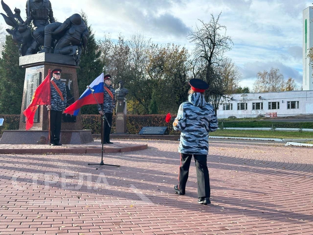 В Брянском губернаторском Дворце имени Ю.А. Гагарина прошел конкурс-многоборье командиров взводов военно-спортивной игры «Орленок» «Во славу Отечества». Он посвящен памяти полковника, ветерана Великой Отечественной войны, основателя Движения юных патриотов Брянской области Семена Маркушевича.     У мемориального комплекса «Круговая оборона» состоялось торжественное открытие конкурса-многоборья. Подполковник Владимир Дикопольцев провел построение командиров взводов.     На мероприятии собрались командиры отрядов - юнармейцы, кадеты, юные патриоты из более 20 муниципалитетов региона. Всего 31 участник в возрасте от 14 до 17 лет соревнуются в различных дисциплинах. Участникам предстояла непростая, но интересная и увлекательная борьба.    Подробнее на сайте      12+    Фото: РИА «Стрела»