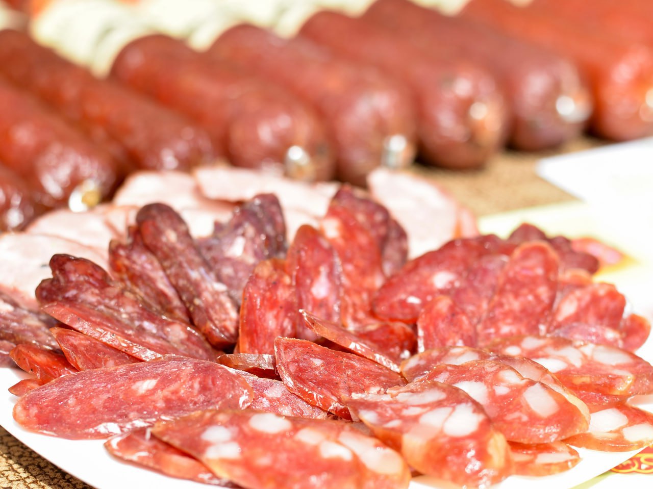 Орловщина экспортировала в Японию мясную продукцию 333 кг колбасы, паштета, сала и других мясных деликатесов направили в страну восходящего солнца под контролем сотрудников Управления Россельхознадзора. Безусловно, товар соответствует всем требованиям, в том числе ветеринарно-санитарным требованиям страны-импортера. Кстати, всего с начала года в Японию и Узбекистан наш регион отправил 13,8 тонн готовой мясной продукции. Интересные новости здесь