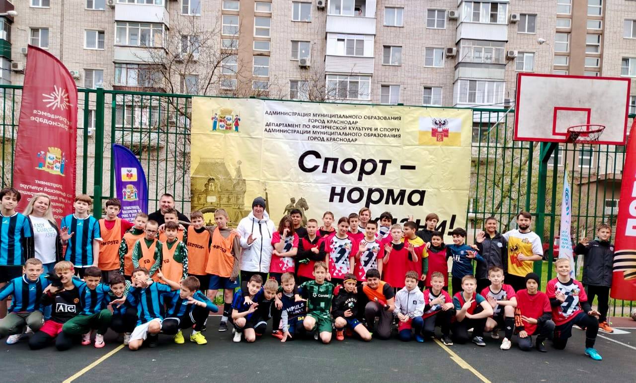 На территории Карасунского округа функционирует более 150 спортивных площадок для занятия различными видами спорта  Они располагаются на придомовых и школьных территориях, бульварах, скверах и парках. Кроме того, за счет средств бюджета города и средств «Краснодар Водоканал» за последние 3 года восстановлены более 15 муниципальных спортивных площадок на территории округа. За муниципальными спортивными площадками закреплены инструктора по спорту, которые в течение года проводят спортивные состязания.  На территории округа построено, строятся и планируется строительство нескольких крупных спортивных объектов.   По ул. Парусная, 20/4 построена учебная база водных видов спорта Кубанского государственного университета физической культуры, спорта и туризма. Включает в себя: бассейн, общежитие для студентов, медицинский центр, гостиница, пищеблок на 50 человек.    По улице Фадеева, 421/1 в 2024 году сдан в эксплуатацию ФОК для прыжков на батуте.  По улице Сормовская, 171 и ул. Сормовская, 169 завершилось строительство многофункционального спортивного комплекса - парк «Солнечный остров» возведено 6 спортивных площадок для игры в пляжный волейбол.
