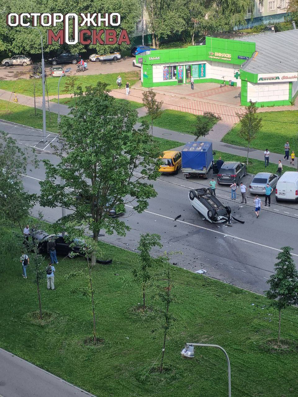 Жесткая авария на юго-западе Москвы: один из автомобилей от удара перевернулся.   Предварительно, есть пострадавшие.   ДТП с участием двух легковушек произошло на Вильнюсской улице, сообщили в столичном Дептрансе. Как рассказали «Осторожно, Москва» очевидцы, в результате столкновения есть пострадавшие. На кадрах видно, как один автомобиль от сильного удара перевернулся, а другой – вылетел на газон. На месте работают оперативные службы.  UPD: Водитель легковушки сбил женщину на пешеходном переходе, затем он столкнулся с припаркованным автомобилем. По данным ГАИ, от полученных травм женщина скончалась.