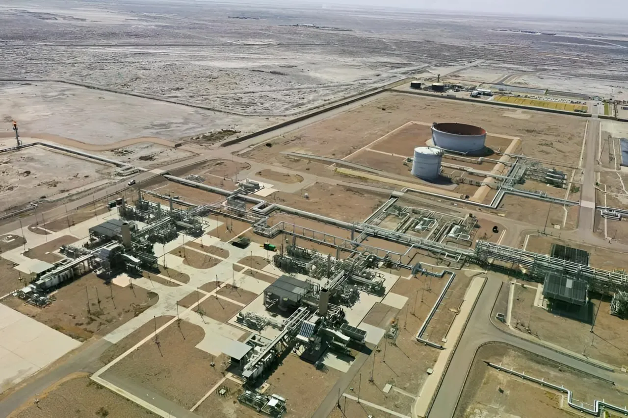 В ИРАКЕ ОТКРЫЛИ ГИГАНТСКОЕ МЕСТОРОЖДЕНИЕ НЕФТИ Министерство нефти Ирака сообщило об открытии супергигантского месторождения в провинции Наджаф на юго западе страны недалеко от границы с Саудовской Аравией Запасы оцениваются в 8 8 млрд баррелей лёгкой нефти суточная добыча на текущем этапе достигает 3248 баррелей Месторождение обнаружила китайская Zhenhua Oil в ходе бурения скважины Shams 11 Актив находится в пределах блока al Qarnain площадью 8773 км² Компания получила права на его разработку по итогам лицензионных раундов и предложила ускоренную инвестиционную стратегию для быстрого перехода к коммерческой добыче Открытие произошло в тяжёлый для Ирака период экспорт нефти из страны сократился на 80 из за блокировки Ормузского пролива В марте доходы составили около 2 млрд долларов против 6 8 млрд в феврале Новое месторождение укрепляет стратегию Багдада по наращиванию добычи до 6 млн баррелей в сутки к 2029 году Параллельно страна строит нефтепровод мощностью 2 5 млн баррелей в сутки который соединит южную провинцию Басра с западной провинцией Анбар у границы с Сирией Нефтяная и горная промышленность
