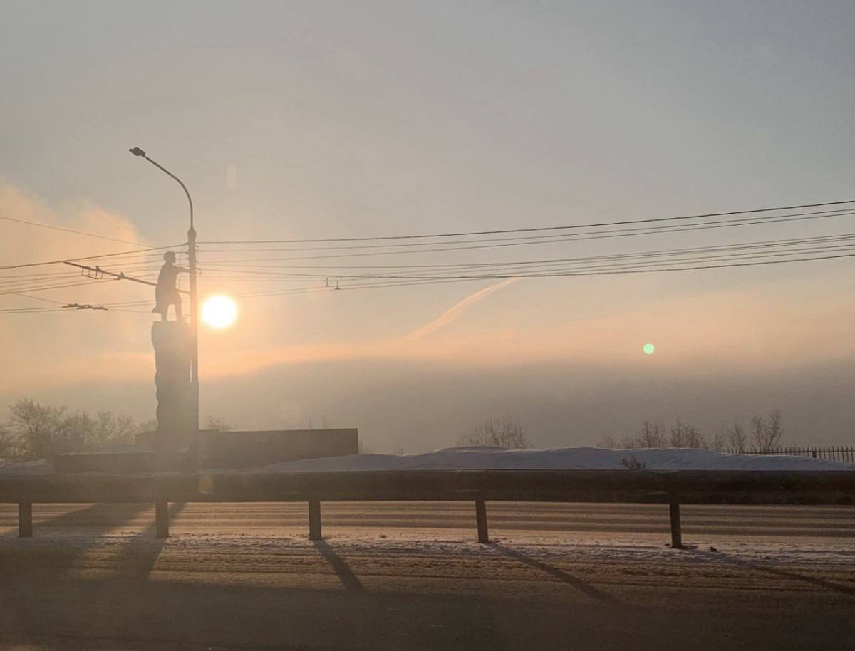 За последний период НМУ красноярцы надышались гидрохлоридом, сероводородом и диоксидом серы За период режима НМУ с 27 апреля по 3 мая в Красноярске зафиксировали превышения нормы по трем типам вредных веществ: гидрохлориду, сероводороду и диоксиду серы. Показания автоматизированных постов наблюдений передала замминистра экологии края Юлия Гуменюк. По ее данным, превышение по диоксиду серы пришлось на 27 число в Кировском районе — 1,66 от предела. Гидрохлорид заполнил воздух 29 апреля в Солнечном, Черемушках и Покровке, не более чем на 1.25 от предела в каждом случае. Также в Солнечном 3 мая зафиксировали превышение допустимого значения по сероводороду почти в два раза — прибор показывал 1,88 от допустимого предела. За все дни НМУ превышений не зафиксировали АПН в Северном, Ветлужанке и на Свердловской. За городом повышенные показатели фиксировали в Березовке: разовые 1,44 от предела по диоксиду азота с 1 по 3 мая, при среднем показателе в 1,11. При этом посты наблюдений в других городах региона превышений не показывали. Напомним, режим НМУ вводили на начало мая из-за безветренной погоды, способствующей скоплению вредных веществ в воздухе. При этом в один из дней в город все-таки пришел штормовой ветер. trk7.ru