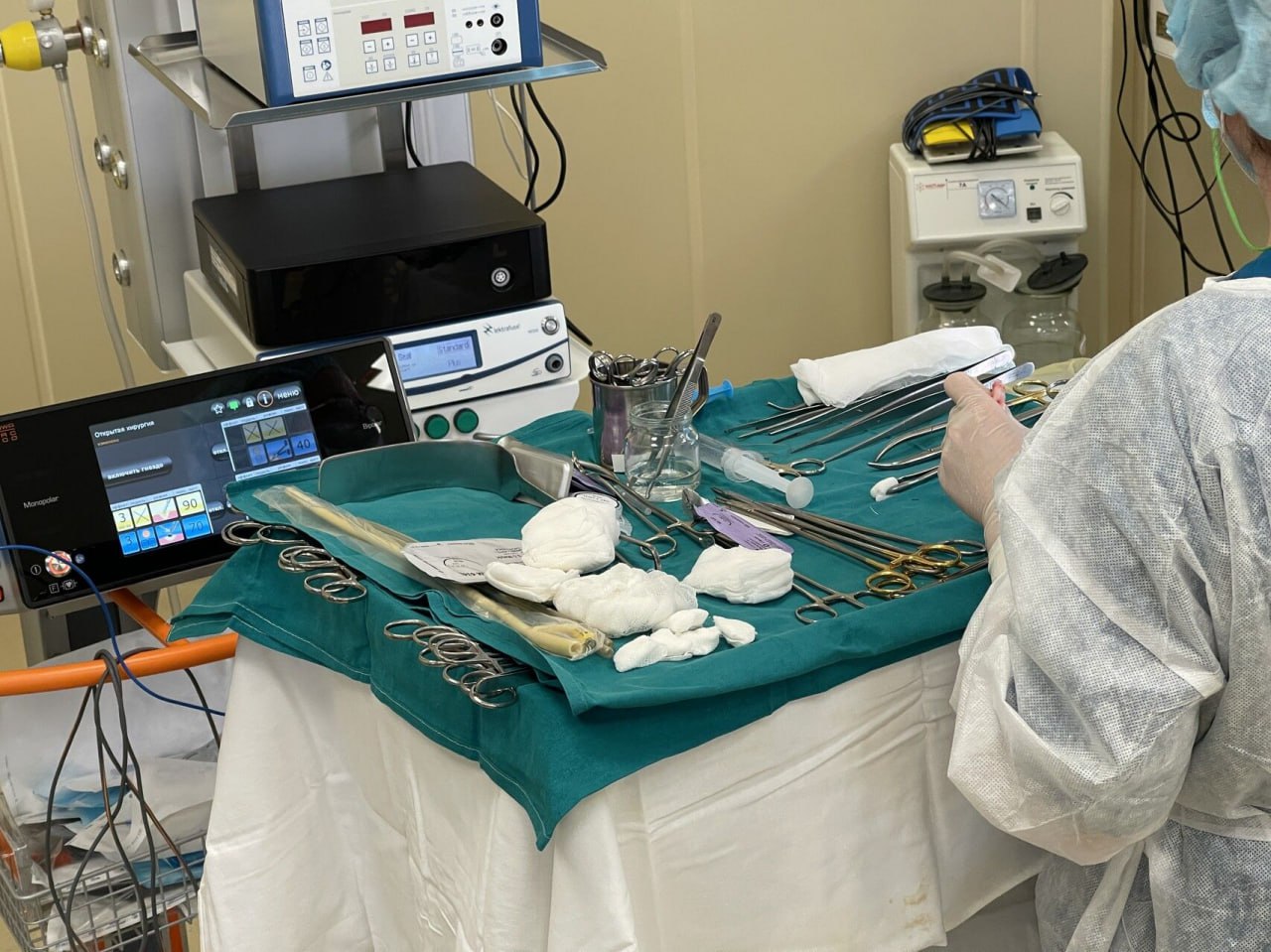 В Татарстане скончалась девятилетняя девочка пострадавшая от нападения собак В Зеленодольском районе Татарстана скончалась девятилетняя девочка которую 28 ноября искусала стая безнадзорных собак в поселке городского типа Васильево Об этом в своем Telegram канале сообщил глава района Михаил Афанасьев Врачи делали все возможное но к сожалению травмы оказались несовместимы с жизнью написал он Глава района добавил что семье погибшей будет оказана вся необходимая помощь С момента нападения ребенок находился в тяжелом состоянии на искусственной вентиляции легких Ранее в связи с инцидентом были задержаны руководитель и сотрудник организации по отлову животных оба арестованы судом Также в рамках дела задержан местный депутат и глава департамента ЖКХ ему избрана мера пресечения Следствие продолжается chelny news1 Наш канал в MAX