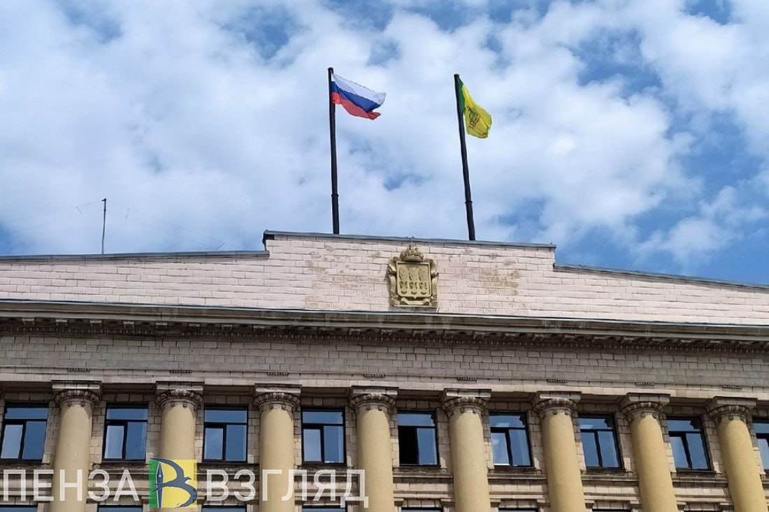 В Пензенской области вводят режим повышенной готовности Сегодня 23 января прошло заседание комиссии по предупреждению и ликвидации чрезвычайных ситуаций и обеспечению пожарной безопасности Пензенской области Главной темой заседания стала ликвидация последствий утренней атаки БПЛА Помимо этого участники обсудили меры профилактики в связи с ухудшением погодных условий По прогнозам синоптиков в Пензенской области в ближайшие дни ожидаются сильные морозы и снегопады Переводим всю территориальную подсистему предупреждения и ликвидации ЧС на режим повышенной готовности поскольку возрастает риск коммунальных аварий и пожаров в жилом секторе написал в своем телеграм канале глава региона Особое внимание уделят домам с индивидуальным отоплением Для глав муниципальных образований выходные отменяются также введены дежурства для членов правительства Пензенской области Ситуацию нужно держать под контролем резюмировал Олег Мельниченко   Подписаться на Пенза Взгляд в ТГ Подписаться на Пенза Взгляд в MAХ