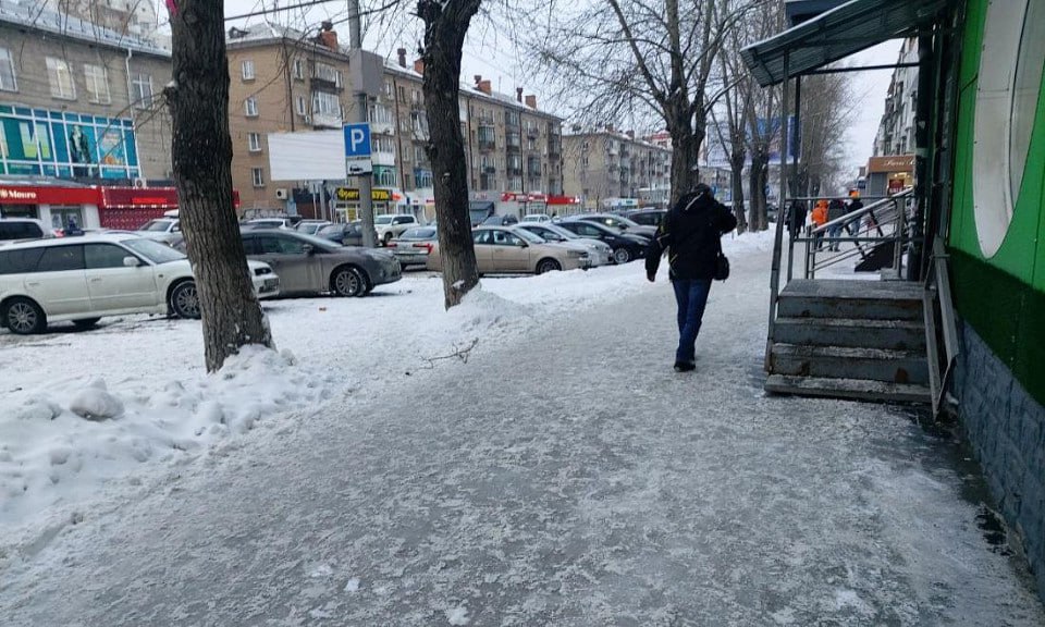 В мэрии Новосибирска рассказали, как быстро власти должны очищать тротуары от снега и наледи  Согласно ответу мэрии на запрос Om1 Новосибирск, уборка проводится по специальным маршрутным картам в соответствии с установленным графиком.  Сроки очистки тротуаров зависят от интенсивности движения пешеходов. Если на тротуаре образуется рыхлый или талый снег, то при интенсивности более 250 человек в час его должны убрать за час. Если пешеходов от 100 до 250 человек в час, то на уборку отводится до двух часов. При меньшей интенсивности — до трёх часов.  Если на тротуаре образуется зимняя скользкость, то сроки уборки увеличиваются. При интенсивности движения более 250 человек в час скользкость должна быть устранена за 12 часов. Если пешеходов от 100 до 250 человек в час, то на это отводится до 18 часов. При меньшей интенсивности — до 24 часов.  «Во время снегопада и до окончания снегоочистки допускается наличие рыхлого или талого снега для всех групп улиц толщиной не более 5 см, на тротуарах мостовых сооружений на дорогах категорий IA-II — не более 8 см, на остальных дорогах — не более 12 см», — уточнили в мэрии Новосибирска.       Прислать новость