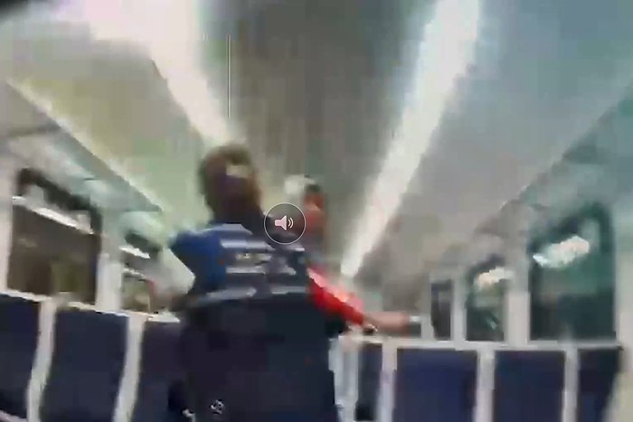 В Екатеринбурге подростки в электричке избили охранника В Екатеринбурге подросток в электричке ударил кулаком по лицу 64 летнего охранника Второй парень в тамбуре брызнул мужчине в глаза из перцового баллончика У пострадавшего диагностировали ожог роговицы Это случилось ещё 9 сентября около 20 00 на станции Вторчермет в электропоезде 6309 Керамик Шаля В Центральном межрегиональном следственном управлении на транспорте СК РФ сообщили что установили личность одного из хулиганов Проводится процессуальная проверка для принятия решения о возбуждении уголовного дела отметили в ведомстве Подростки уже не первый раз терроризируют сотрудников железной дороги до этого они уже устраивали погромы пишет E1 RU uralweb ru
