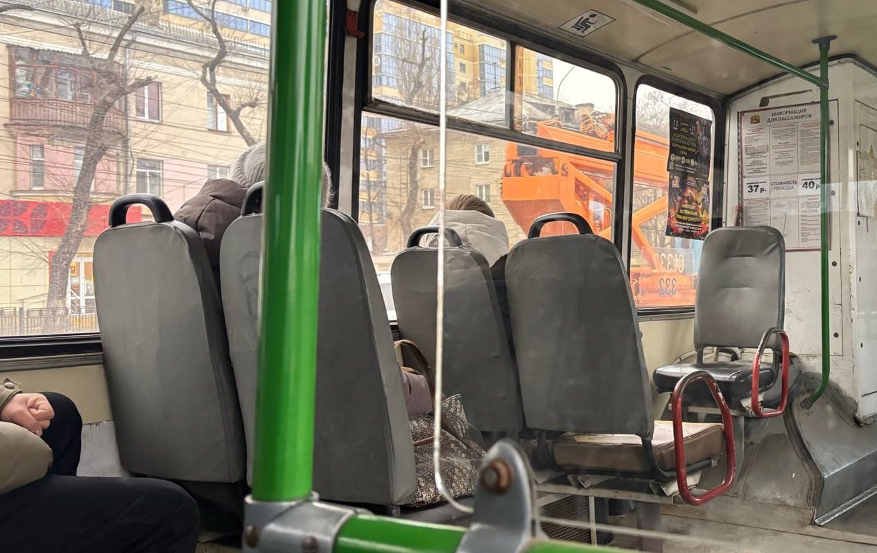 Сообщением об избитом водителем автобуса 23 подростке заинтересовался СК По словам горожан мужчина набросился на мальчика из за того что тот не оплатил проезд Женщины находившиеся в салоне автобуса попытались заплатить за подростка однако водитель не позволил им этого сделать и вышвырнул пассажира из транспорта Правоохранители выяснят обстоятельства произошедшего и примут процессуальное решение   vrn aif ru incidents details voronezhskiy sk proverit informaciyu ob izbitom voditelem avtobusa podrostke aifvrn