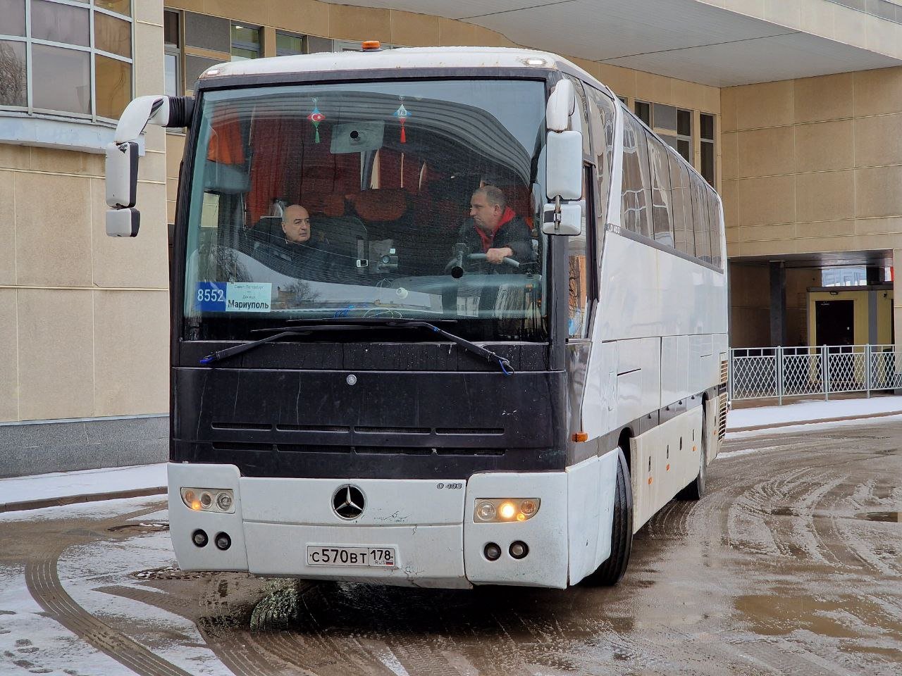 «Пассажиров нет ни туда, ни оттуда». Анонсированные Бегловым автобусные рейсы Петербург-Мариуполь отменяют из-за отсутствия интереса у россиян  Издание «Бумага»  рассказало, что рейсы Петербург-Мариуполь, только что запущенные с участием Смольного и анонисированные губернатором Александром Бегловым, ходят пустые и вскоре будут отменены.  «Запуск автобусного маршрута №8552 еще крепче связывает Северную столицу с нашим городом-побратимом», — заявлял Беглов.  В реальности интереса к 29-часовому рейсу без остановок за 7500 тысячи рублей петербуржцы интерес не проявили.   Отмену рейса на 7-е марта журналистам подтвердили в кассах, а об отмене рейса на 9-е марта изданию рассказал руководитель компании-перевозчика «ТТК Глобус» Захид Магеррам оглы Гусейнов.  «Пассажиров нет: ни туда, ни оттуда. В первых рейсах я сам лично ездил. Себестоимость каждой поездки — 200 тысяч рублей. Я понимаю, что обкатывать надо. Но мы не в состоянии каждый раз оплачивать поездку пустых автобусов», — цитирует «Бумага» слова Гусейнова.    Украинский Мариуполь, присоединенный к России в 2022-м году, стал городом-побратимом Петербурга. С тех пор администрация города регулярно выделает средства на строительство объектов в Мариуполе, посылает туда технику и строителей. Данные о расходах горбюджета «на Мариуполь» засекретили от граждан, об этом рассказывал в недавнем прошлом депутат Заксобрания Петербурга Борис Вишневский , который требовал раскрыть эти суммы на заседаниях парламента.    Минюст включил в реестр иноагентов.