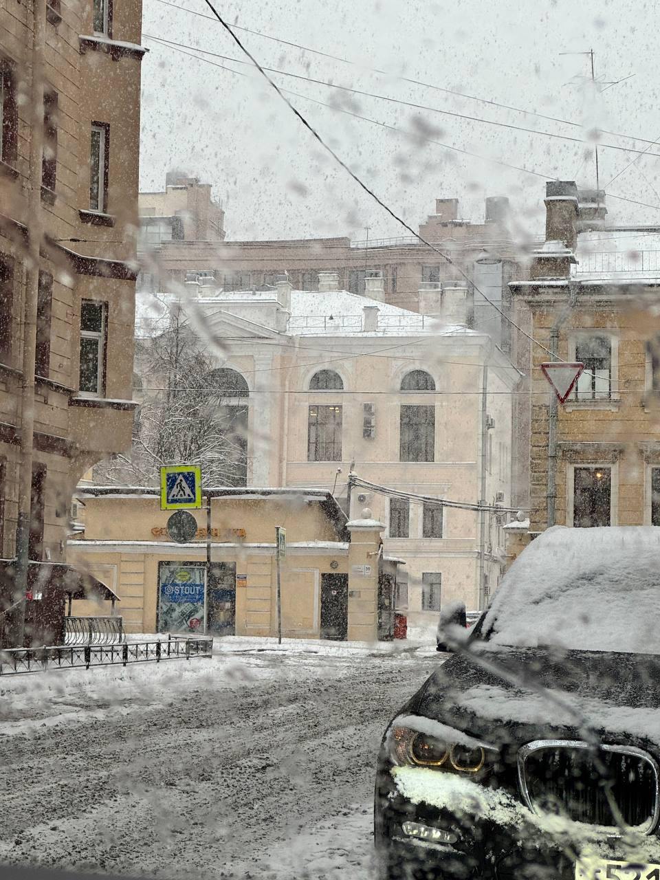 Сильный снегопад накрыл Петербург — прямо как в настоящей новогодней сказке.    Эй, Питер!