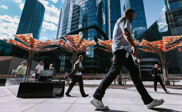 В третьем квартале 2025 года состоялось всего пять сделок по выходу иностранцев из активов в России следует из отчета по рынку M A слияний и поглощений подготовленного агентством AK M Всего за девять месяцев текущего года было 15 таких сделок что является минимальным показателем с 2022 года Сделки в которых актив находится на территории России а продавцом выступает иностранный инвестор становятся редкими констатируют в AK M В июле сентябре 2025 года зафиксировано всего пять таких транзакций из 88 всех состоявшихся на рынке слияний и поглощений а их суммарная стоимость составила 137 млн это всего лишь 1 9 от общего объема транзакций периода Во втором квартале 2025 года состоялась только одна такая сделка а в первом девять следует из предыдущих отчетов агентства Снижение числа сделок по исходу иностранцев из России опрошенные РБК эксперты связывают со слишком высокими обязательными дисконтами на такие активы и сложностью согласования с государством Место сделок по исходу иностранцев на рынке занимают домашние сделки по консолидации активов и национализации Фото Андрей Любимов РБК Следить за новостями РБК в Telegram