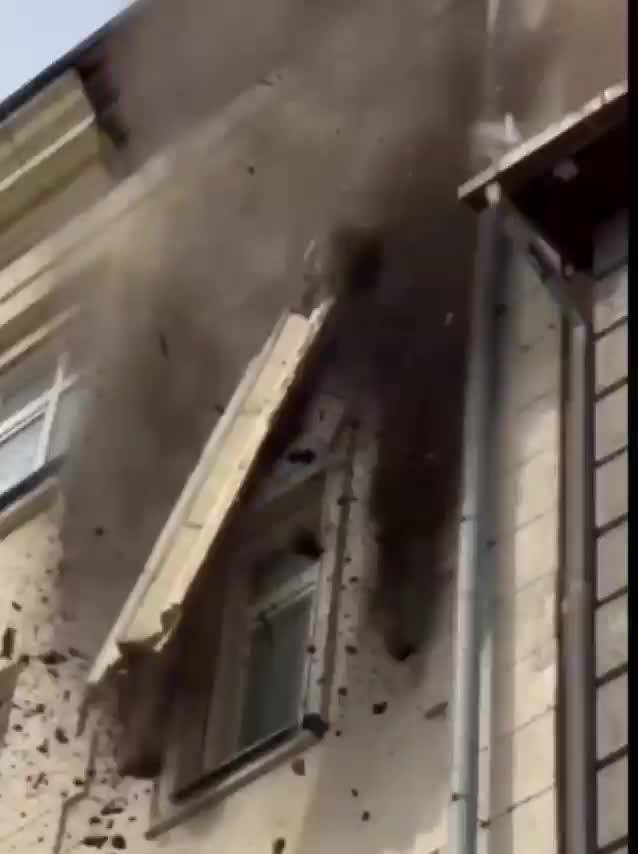 Обрушение фасада здания в Новосибирске на Красном проспекте