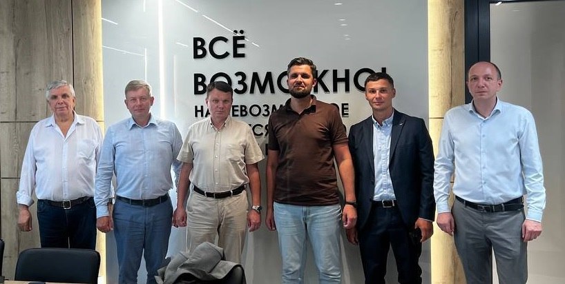 Делегация КНИТУ-КАИ во главе с и. о. ректора Кириллом Охоткиным побывала в ЗАО «КББВ» в Минске   В рамках визита состоялись встреча с руководством ЗАО «КББВ» и партнером компании - учреждением образования Федерации профсоюзов Беларуси «Международный университет «МИТСО», знакомство с деятельностью предприятия, представление компетенций КНИТУ-КАИ и обсуждение перспектив научно-образовательного взаимодействия.   По итогам встречи подписан трехсторонний договор о долгосрочном сотрудничестве в сфере образования между Международным университетом «МИТСО», ЗАО «КББВ» и КНИТУ-КАИ.    Читать подробнее  Ваш КНИТУ-КАИ      ВК   Rutube   Дзен