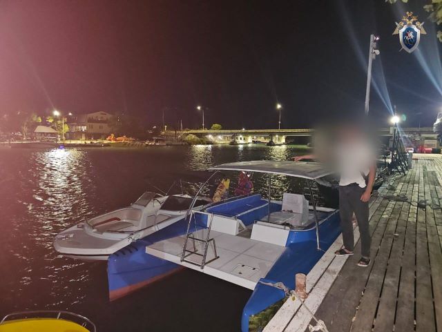 В Джубге водитель лодки наехал на купающуюся в море женщину По данным следствия инцидент произошел вечером 5 сентября в акватории Черного моря у пляжа Водитель лодки наехал на женщину 1976 года рождения находившуюся в этот момент в воде В результате происшествия пострадавшая получила тяжелые травмы и была госпитализирована Возбуждено уголовное дело В настоящее время ведется осмотр места происшествия и проводятся необходимые следственные действия для дальнейшего установления всех обстоятельств произошедшего Подписаться на АиФ Юг