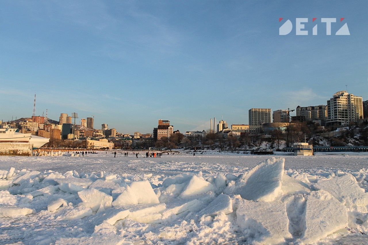Синоптики предупредили о возможном мощном снегопаде во Владивостоке на следующей неделе Предварительные расчёты указывают на зарождение активного циклона который может принести непогоду в столицу Приморья По данным Примгидромета 12 декабря над Жёлтым морем сформируется вихрь который спустя 10 часов выйдет на территорию КНДР а затем переместится в акваторию Японского моря Интенсивность осадков во Владивостоке напрямую зависит от того насколько близко центр циклона подойдёт к городу Если траектория пройдёт рядом с побережьем 13 декабря ожидается сильный снег Если же вихрь сместится южнее осадки будут слабыми Deitaru