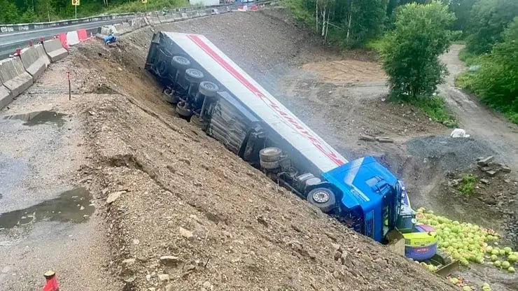 Фуру с арбузами вытаскивают из кювета в Иркутской области: на трассе многокилометровая пробка На трассе в районе Утулика образовалась пробка из-за фуры с арбузами, которая съехала в кювет еще на прошлой неделе. Водитель из Кыргызстана не справился с управлением и вылетел с дороги. К счастью, он не пострадал, но грузовик с фруктами пришлось оставить. Фото: Telegram-канал «ГОСАВТОИНСПЕКЦИЯ38» предложить новость