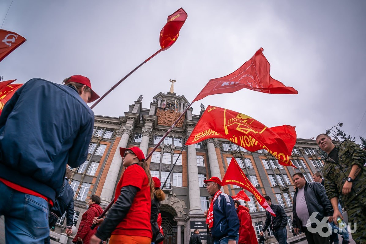 Коммунисты отказались участвовать в выборах мэра Екатеринбурга В партии решили что результат уже предрешен и не выдвинули своего кандидата Несмотря на то что у КПРФ есть системное видение будущего Екатеринбурга и кадры способные реализовать программу развития города партия видит что исход антидемократической процедуры предрешен а кандидат от Компартии ни при каких условиях не преодолеет единороссовский фильтр По словам источника 66 RU в партии КПРФ планировали предложить депутата Заксобрания Олега Гордеева но в итоге от идеи отказались Один из собеседников предположил что пиар на оппозиционности который стабильно приносит коммунистам второе место на выборах выгоднее чем участие в кампании по избранию главы города Еще одна причина Ивачев не захотел нести репутационные потери перед главными выборами 2026 года в Госдуму и Заксобрание поскольку комиссия не внесет его в гордуму даже вторым кандидатом добавил один из собеседников В итоге КПРФ стала единственной партией которая отказалась предлагать своего кандидата на пост мэра Екатеринбурга Своих претендентов уже выдвинули ЛДПР участника СВО Владимира Кузнецова Справедливая Россия депутата Заксобрания Екатерину Есину Новые люди секретаря реготделения партии Новые люди Ирину Виноградову Новости из Екатеринбурга