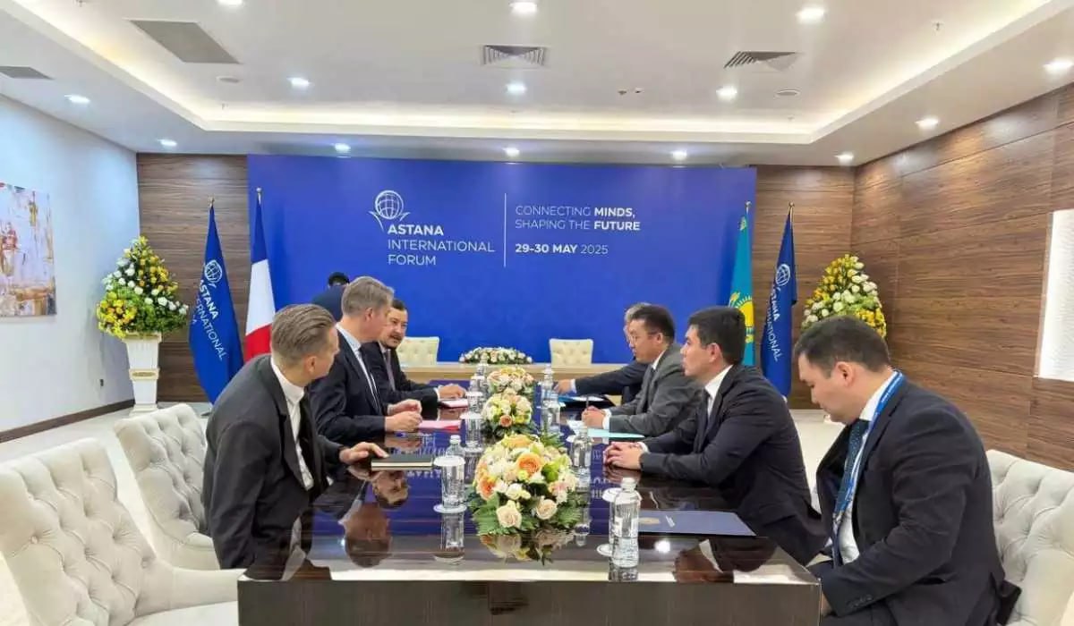 Министр транспорта Казахстана Марат Карабаев встретился с вице-президентом группы компаний CMA CGM Людовиком Рену. Основной темой встречи стало обсуждение увеличения объемов перевозок грузов и развития транспортной инфраструктуры в рамках Транскаспийского международного транспортного маршрута ТМТМ . Стороны выразили готовность к дальнейшему сотрудничеству в развитии Среднего коридора и контейнерных перевозок, а также согласились сотрудничать в совместном развитии морского флота Казахстана. Министр Карабаев отметил рост объемов перевозок по Среднему коридору на 10 % и трехкратный рост контейнерных перевозок по сравнению с аналогичным периодом прошлого года. Также более чем в четыре раза вырос транзит контейнеров из Китая.