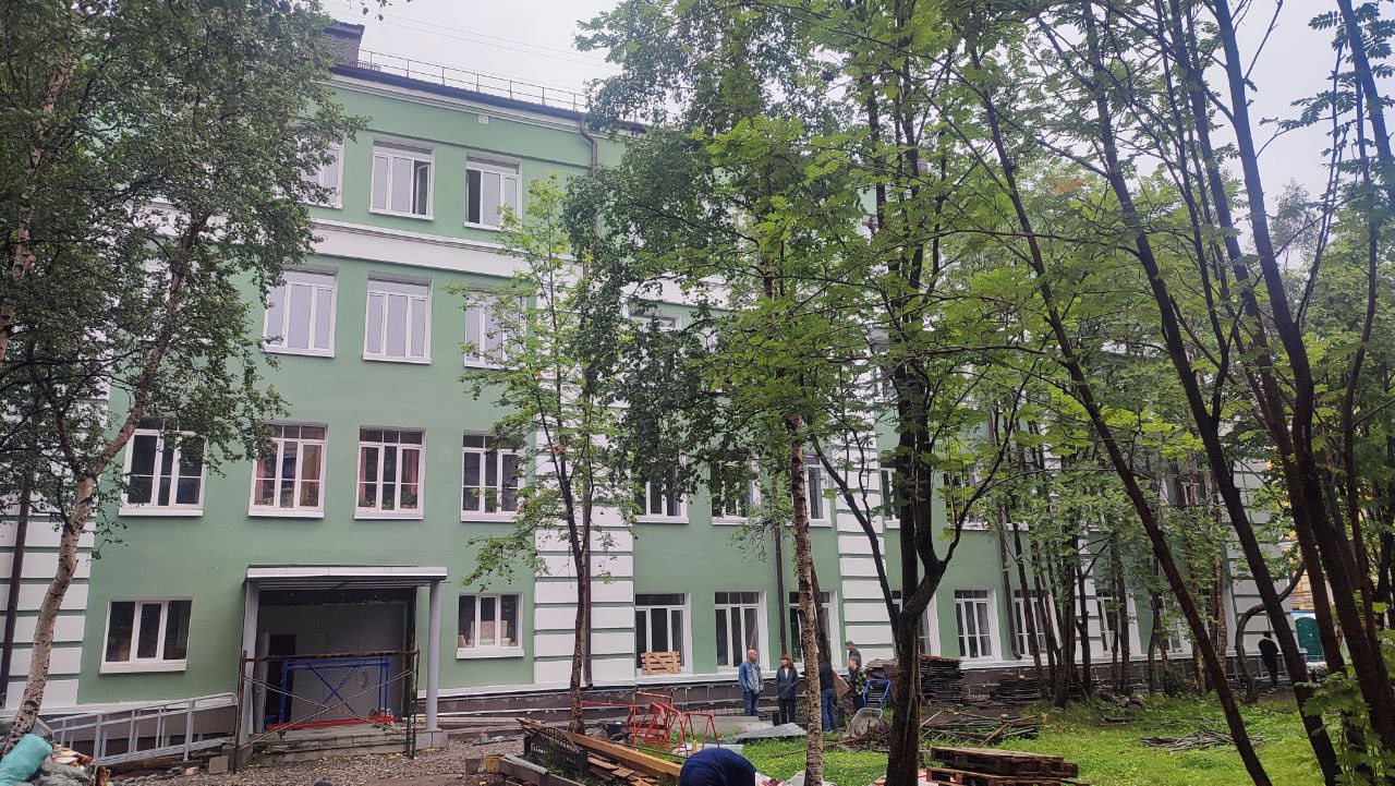 Капремонт пяти школ в Мурманской области близится к завершению  В Мурманске, Мончегорске, Видяево и Кировске активно идут работы, а вскоре здания украсит архитектурно-художественная подсветка.   Прогимназия №61  Мурманск  – завершается капремонт кровли и фасада, уже обновлена лестница, скоро появится подъемник для маломобильных групп. Внутри – новые коммуникации, отделка и мебель.  Гимназия №3  Мурманск  – завершены работы на главном фасаде, перешли на дворовой – он уже утеплен, на днях начнется его оштукатуривание. Внутри здания также заменены инженерные коммуникации и идет чистовая отделка. Благоустраивают территорию.  Школа №7  Кировск  – фасад почти завершен, ремонтируются входные группы и внутренние помещения.  Школа №5  Мончегорск  – монтируется вентилируемый фасад, завершается отделка и замена коммуникаций.  Школа №1  Видяево  – обновлена вывеска, завершается монтаж фасада, устанавливается подсветка и ремонтируются входные группы.   Всего в регионе с 2019 года отремонтированы 23 школы для 10 тысяч детей в рамках программы «На Севере – жить!».