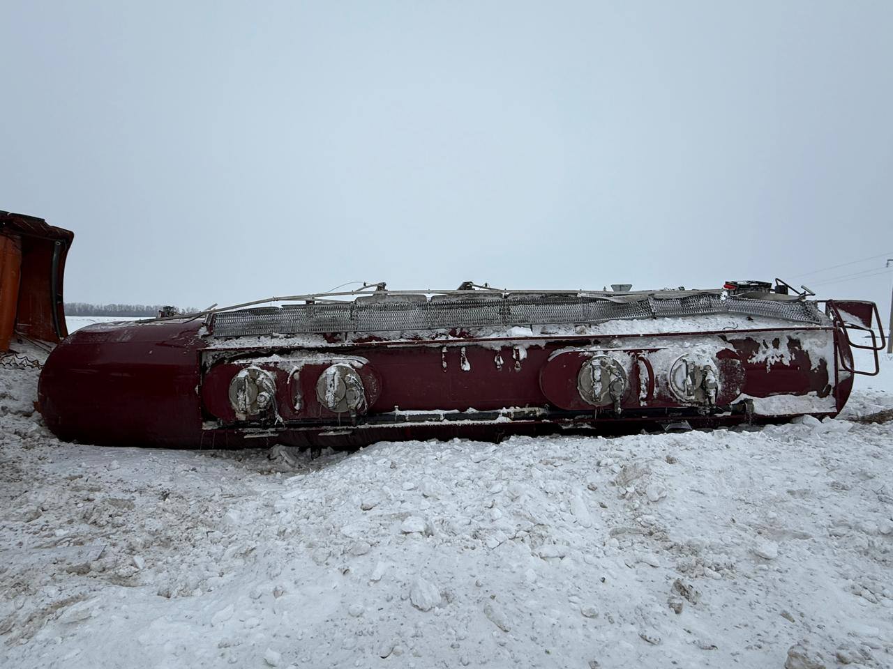 В Бугульминском районе перевернулась фура с легковоспламеняющейся жидкостью  Сегодня на 17-м километре трассы Бугульма – Уральск грузовик Scania с цистерной опрокинулся в кювет.  В цистерне находилось 24 тонны легковоспламеняющейся жидкости для повышения октанового числа бензина. К счастью, обошлось без пострадавших.  Движение на этом участке дороги временно ограничено, сотрудники ДПС организовали объезд.   Подпишитесь: