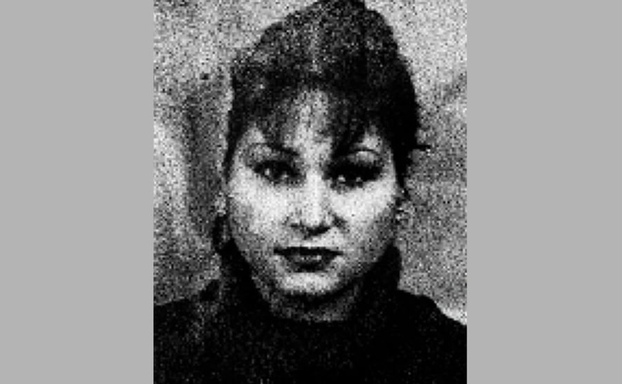 Убитая 20 лет назад в Барселоне женщина в розовом оказалась россиянкой В Испании Национальная полиция страны смогла установить личность женщины ставшей жертвой убийства 20 лет назад Ей оказалась гражданка России Людмила Завада Об этом сообщает американский телеканал CNN ссылаясь на заявление генерального секретаря Интерпола Вальдеси Уркиса Спустя 20 лет неизвестной женщине вернули имя Каждая успешная идентификация дарит надежду семьям и друзьям пропавших без вести и создает новые зацепки для следователей сказал он Фото Interpol