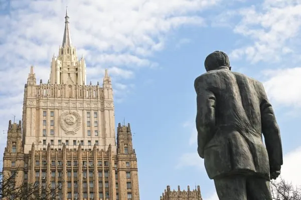 В МИДе РФ заявили о намерении Запада переформатировать под себя Центральную Азию Страны регионы стремятся превратить в плацдарм для создания угроз безопасности России пояснил замглавы ведомства Михаил Галузин По его словам западные государства стараются обеспечить себе доступ к природным ресурсам региона поставить под контроль пролегающие через него транспортные коридоры передаёт ТАСС Галузин назвал становление нового многополярного мирового порядка осязаемой и объективной реальностью Это очевидно по количеству и потенциалу центров глобального влияния отметил он Россия же подчеркнул замглавы ведомства идёт в регион Центральной Азии и в международные отношения с конструктивной повесткой Подписаться на Говорит Москва Telegram VK МАКС