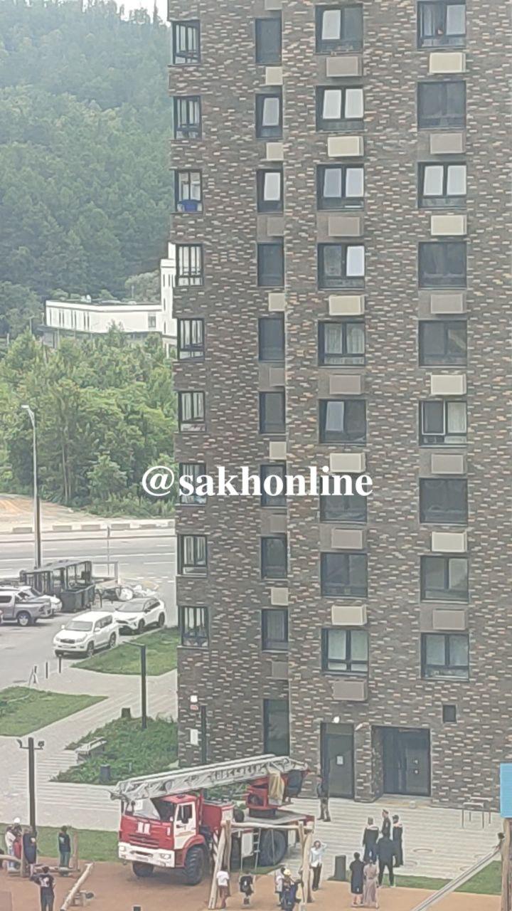 В ЖК «Уюн-парк» началась операция по спасению собаки На место прибыли пожарные с автовышкой. Сейчас они приступят к работам. Собака уже больше двух часов находится в отсеке для кондиционера на уровне 10 этажа. ——— : Прислать нам новость: