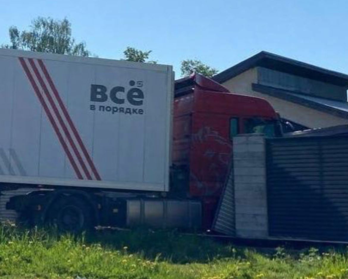 В Пермском крае, в городе Добрянка, фура с надписью "Все в порядке" потеряла управление и протаранила забор частного дома, после чего врезалась в баню. По информации из полицейских источников, в результате инцидента никто не получил травм.